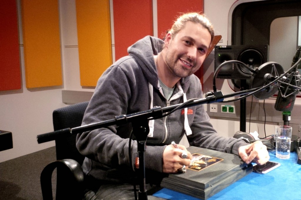 David Garret beim signieren der BioArt Geschenkbox in Salzburg