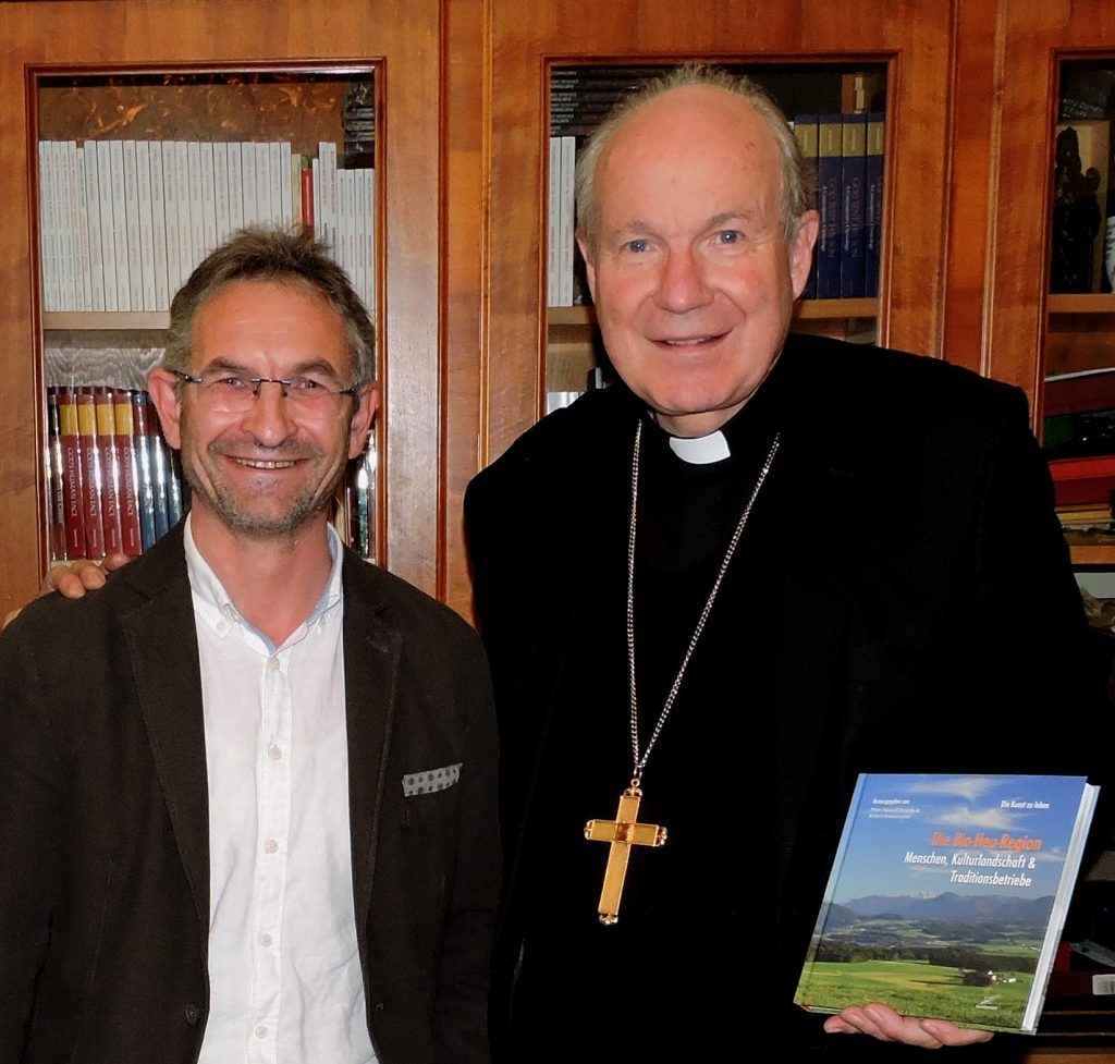 Eine besonders große Freude mit unserem Buch hatte Kardinal Christoph Schönborn. Als kleines Dankeschön hat er auch gleich 2 Bücher in den Vatikan mitgenommen. Eines für Papst Franziskus und eines für Papst Benedikt. Papst Benedikt hat sich dafür persönlich beim Kardinal bedankt, weil er ja die Ökomodellregion Waginger See bestens kennt, welche auch in diesem Buch beschrieben ist.