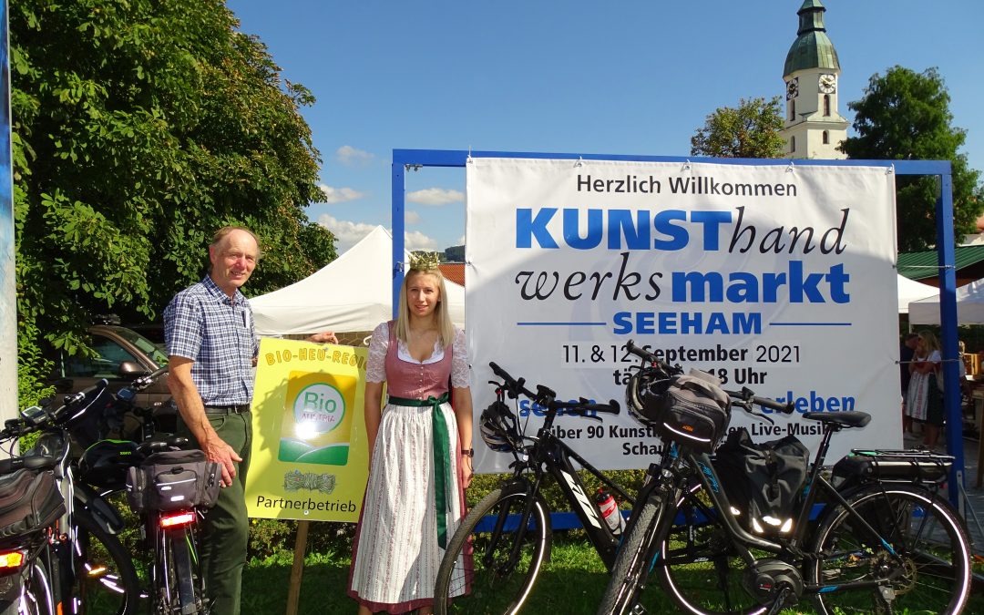 Königin besucht Kunsthandwerksmarkt in Seeham