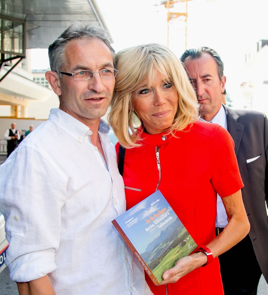 Ein besonderer Glücksfall für uns war, dass Brigitte Macron von den Bildern so begeistert war und daher unser Buch der Bio-Heu-Region in alle Kameras hielt.