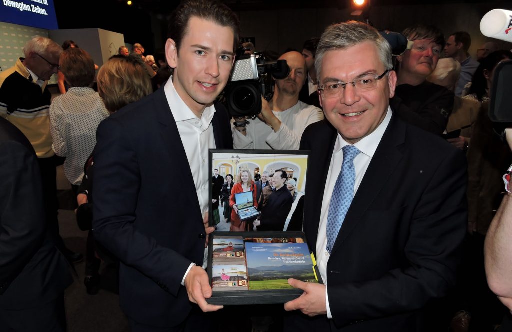 Hier nahm unser Bundeskanzler das Buch der Bio-Heu-Region sogar als Gastgeschenk für seinen Staatsbesuch in China mit.