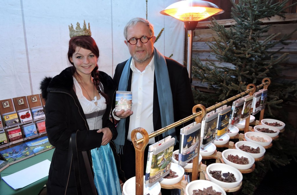 Harald Krassnitzer besucht den Verkostungsstand und die Königin der Bio-Heu-Region