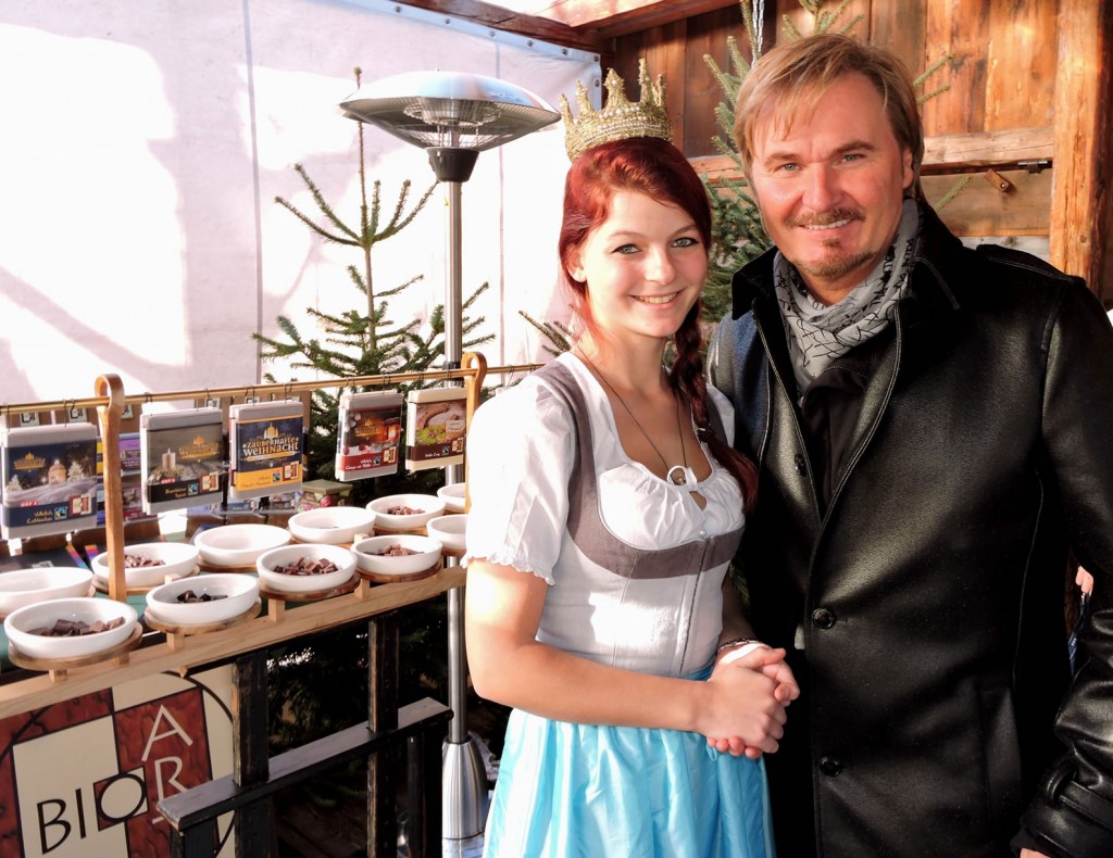 Nik P. mit der Königin der Bio-Heu-Region Maria Mühlbacher vor der köstlichen BioArt Heumilchschokolade