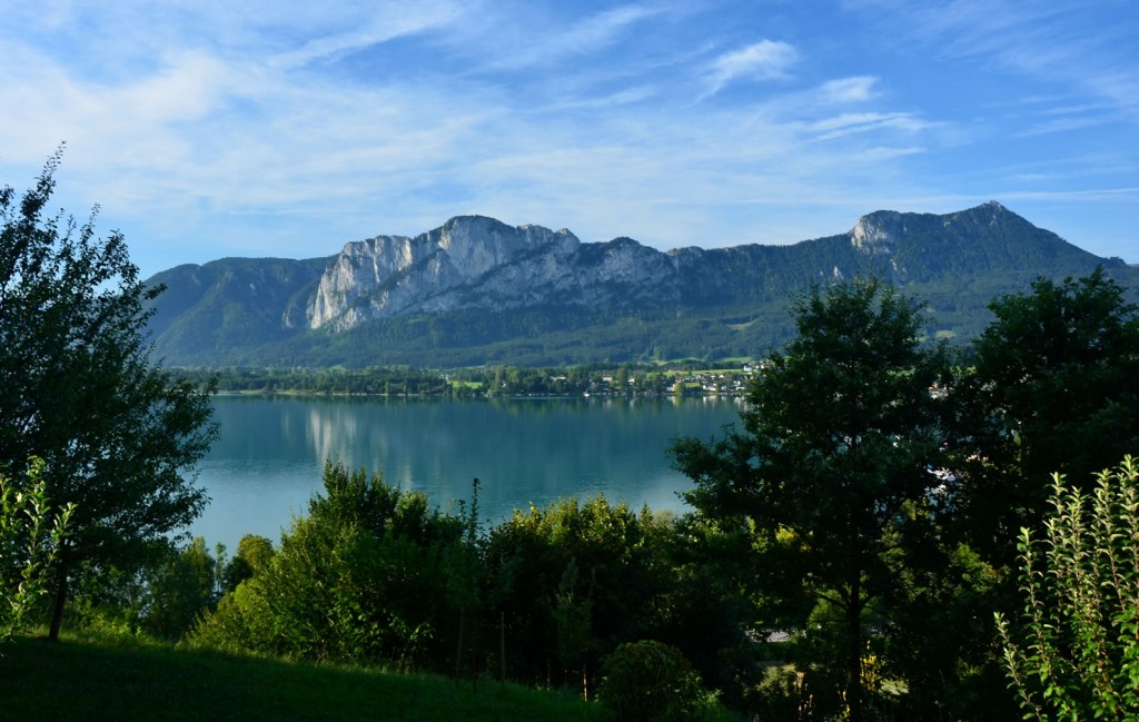 Blick auf den Mondsee mit der Drachenwand im Hintergrund und am gegenüberliegenden Ufer ist das Kulturgut Höribach